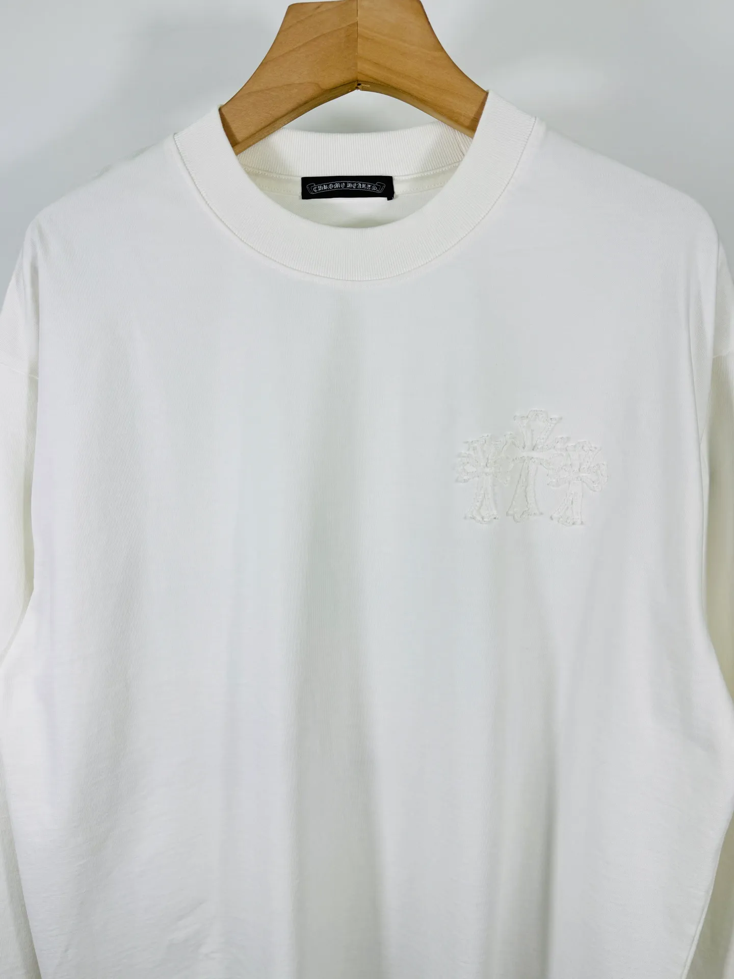 P280 top version, real shot without P, ​​different from market currency) 𝗖𝗵𝗿𝗼𝗺𝗲 𝗛𝗲𝗮𝗿𝘁𝘀/Cro Heart 2025 Autumn and Winter Horseshoe Cross Appliqué Embroidered Couple Casual Long Sleeve 👑The highest version! Customized fabric 320g fabric! Horseshoe cross patch is a best-selling model at the counter and is very comfortable to wear. Accessories: original molded and authenticated collar label➕100% silk wash label. Genuine purchase-grade original hangtag➕matching hanging rope➕3D hanging beads➕original packaging bag. Craftsmanship: The original version has consistent wiring! The highest version of the armhole matching technique! Color: Black White Size: S M L XL XXL